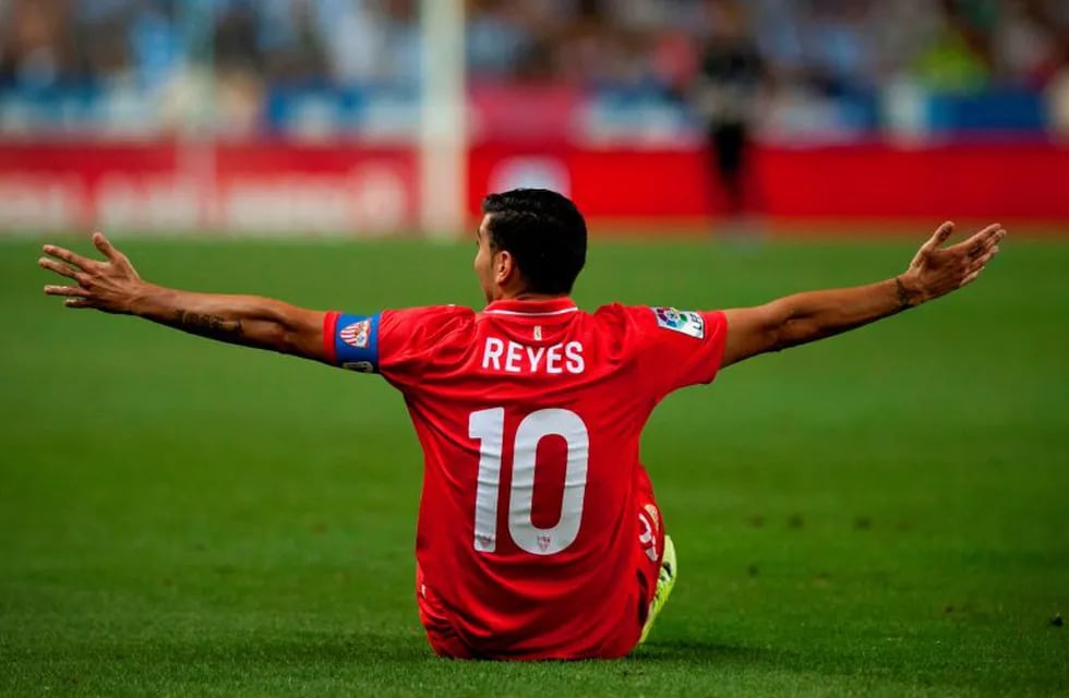 (FILES) In this file photo taken on August 21, 2015 Sevilla's forward Jose Antonio Reyes gestures during the Spanish league football match Malaga CF vs Sevilla FC at La Rosaleda stadium in Malaga. - Former Arsenal, Real Madrid and Spain star Reyes has been killed in a car crash, his hometown club Sevilla said on June 1, 2019. Reyes, who shot to fame at Sevilla before a switch to Arsenal before spells at Real and Atletico Madrid, was 35 and on the books with second tier Spanish club Extremadura. (Photo by Jorge Guerrero / AFP)