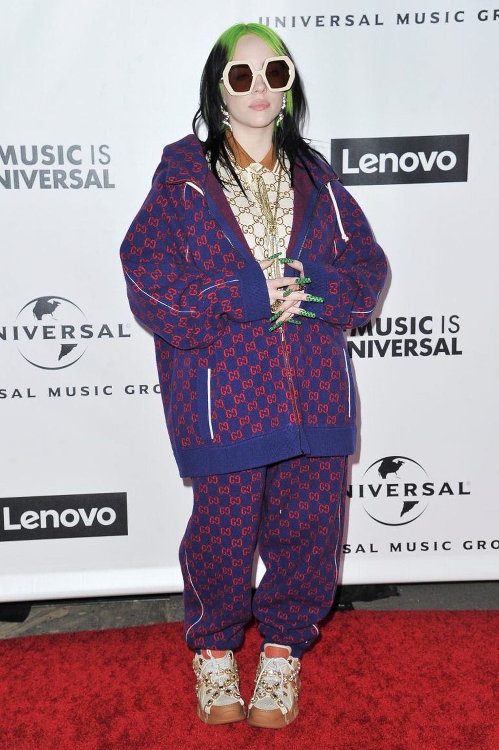 Billie Eilish suele lucir ropa de tallas XXL para las alfombras rojas y sus eventos. (Foto: AP)