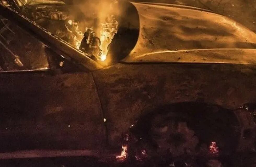 El auto chocó y se prendió fuego, una mujer murió en su interior.