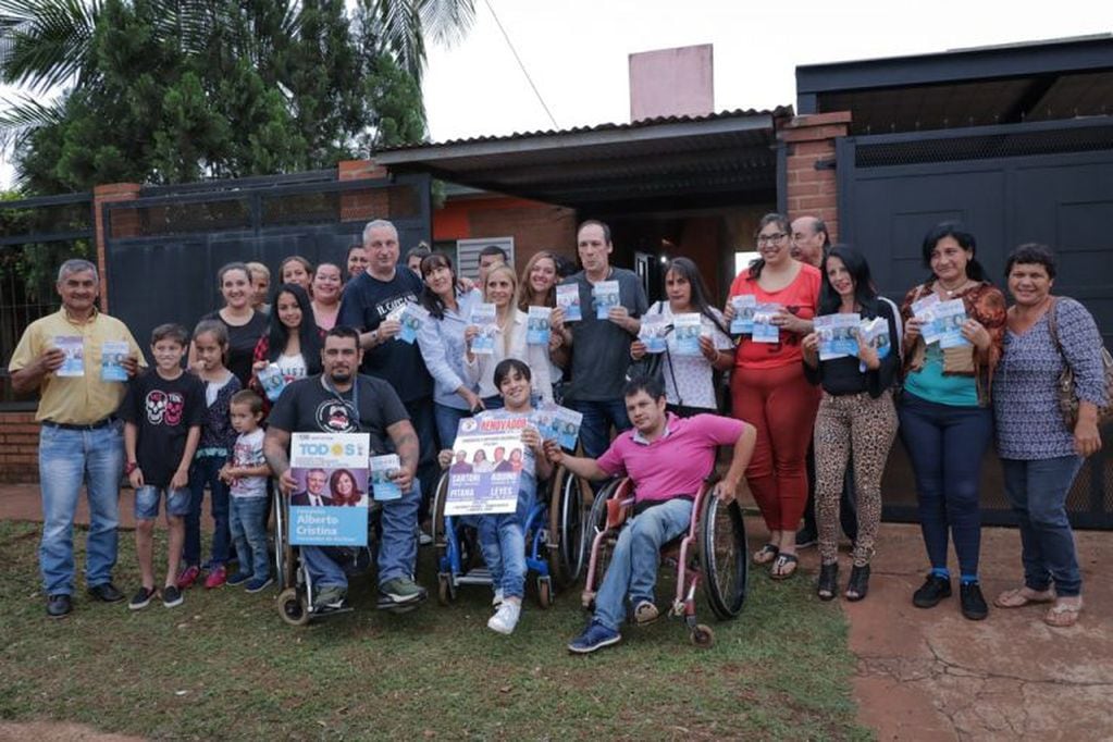 Passalacqua con vecinos del Barrio Itaembé Miní de Posadas, apoyando la fórmula de Alberto Fernández a la presidencia. (Misiones Online)
