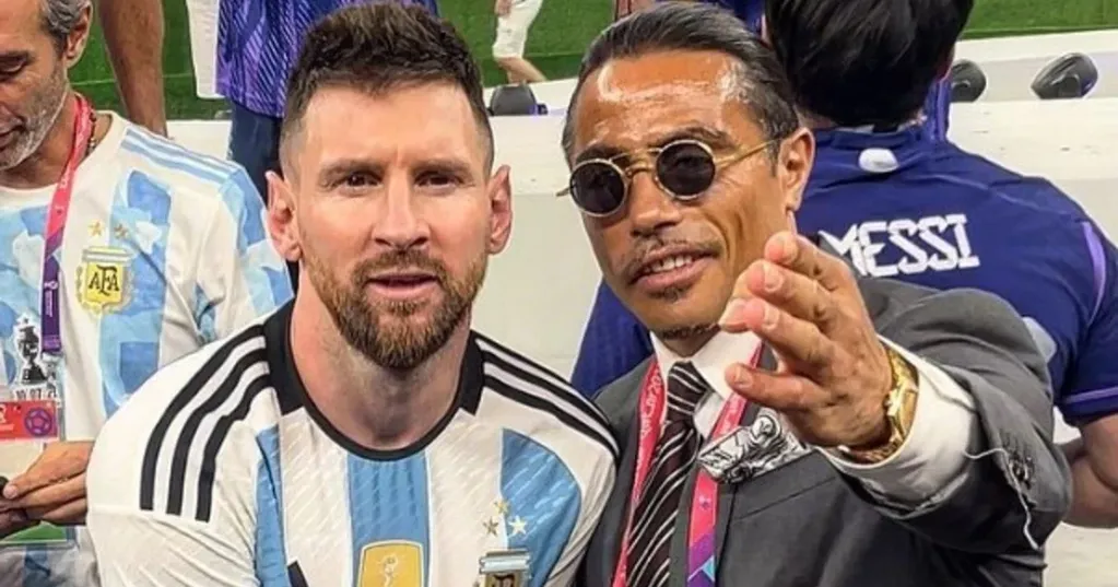 Salt Bae junto a un incómodo Leo Messi.