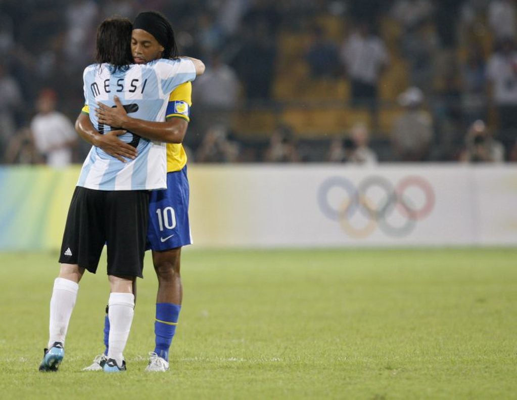 Messi y Ronaldinho en los JJOO de 2008 (Foto: Luca Bruno/AP)