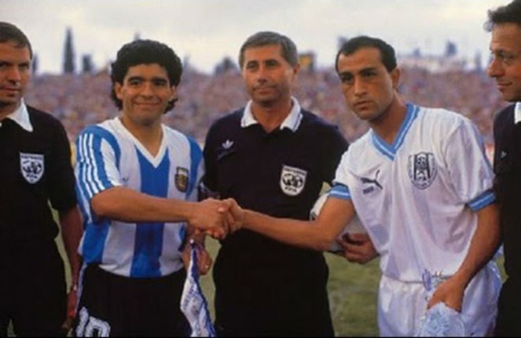 Diego Maradona y el capitán de Israel, en la previa al encuentro amistoso previo al Mundial México 1986.