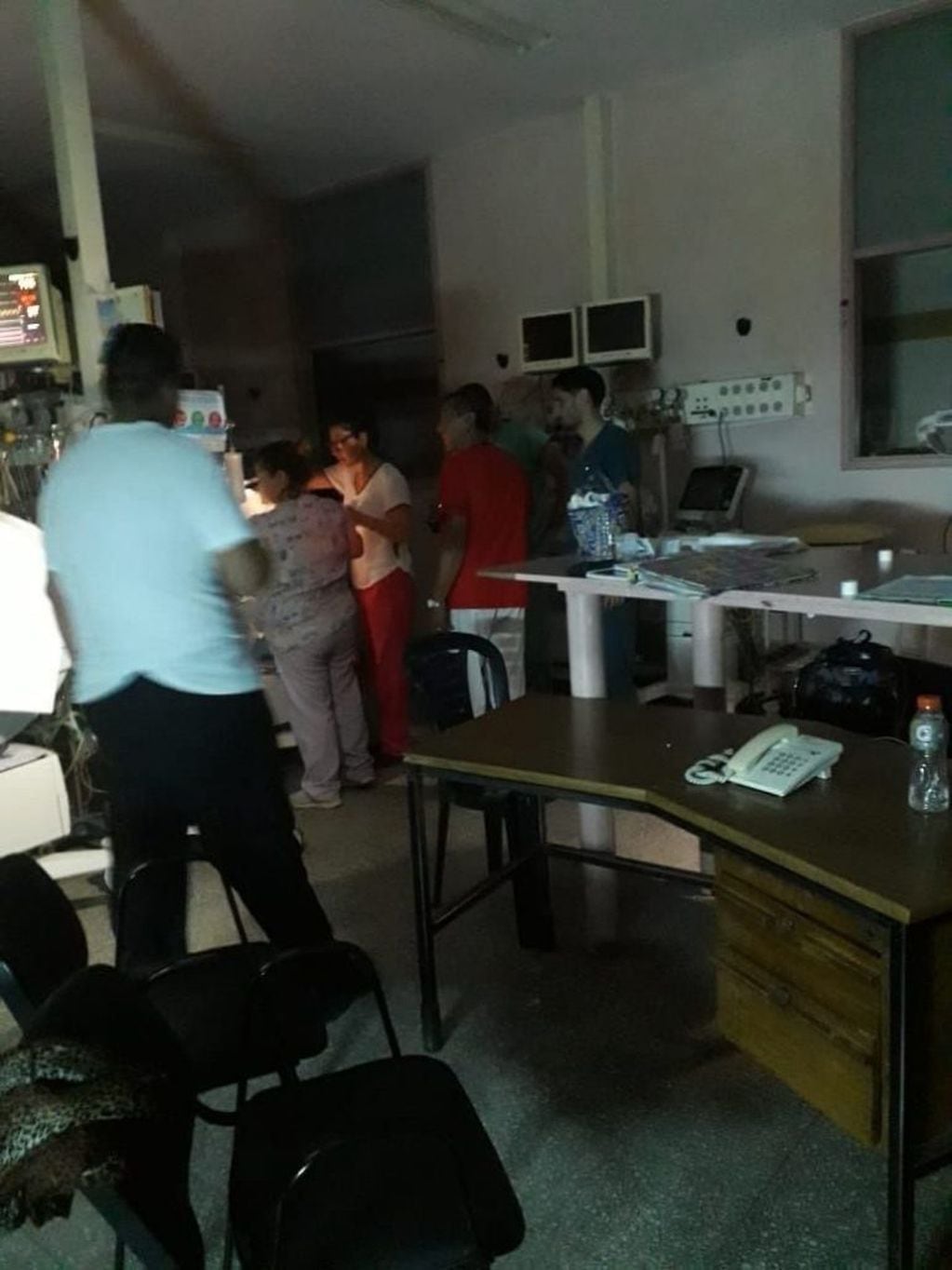 Por falta de luz los médicos del Hospital San Martín atendieron a pacientes de Terapia Intensiva y Urgencias de modo manual.