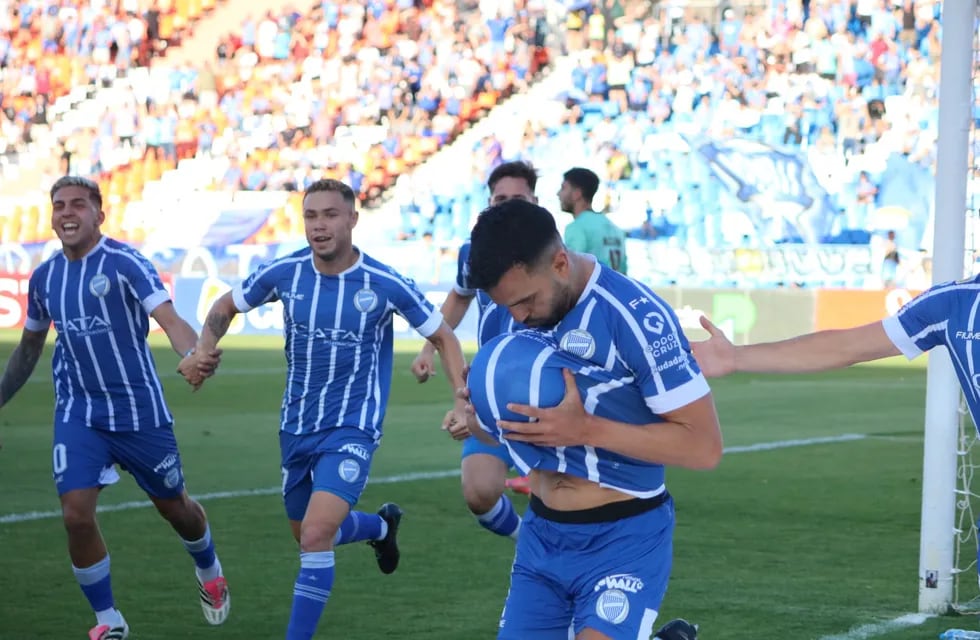 El ex Belgrano Pier Barrios festeja el primer gol de Godoy Cruz, para ser punteros en Copa de la Liga (Prensa Club Godoy Cruz)