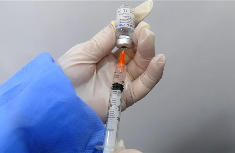 Combinación de vacunas: se podrá optar por AstraZeneca o Moderna para completar los esquemas vacunatorios de la Sputnik V.