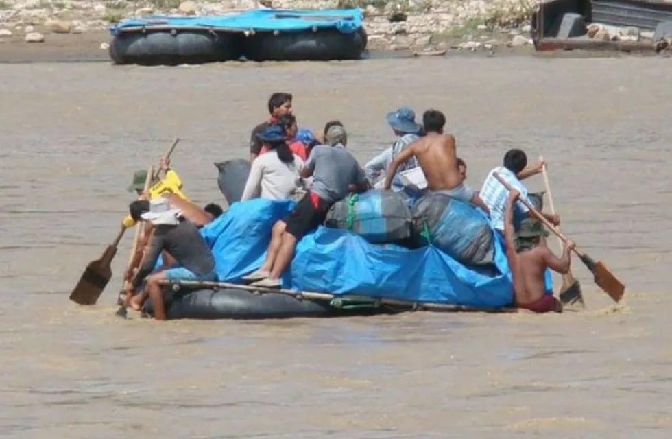 Gomón cruzando el río Bermejo