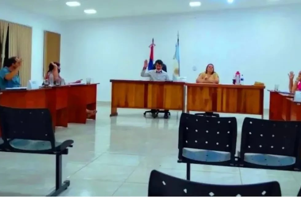 Legisladores del Concejo Deliberante de Bernardo de Irigoyen sesionando el último lunes