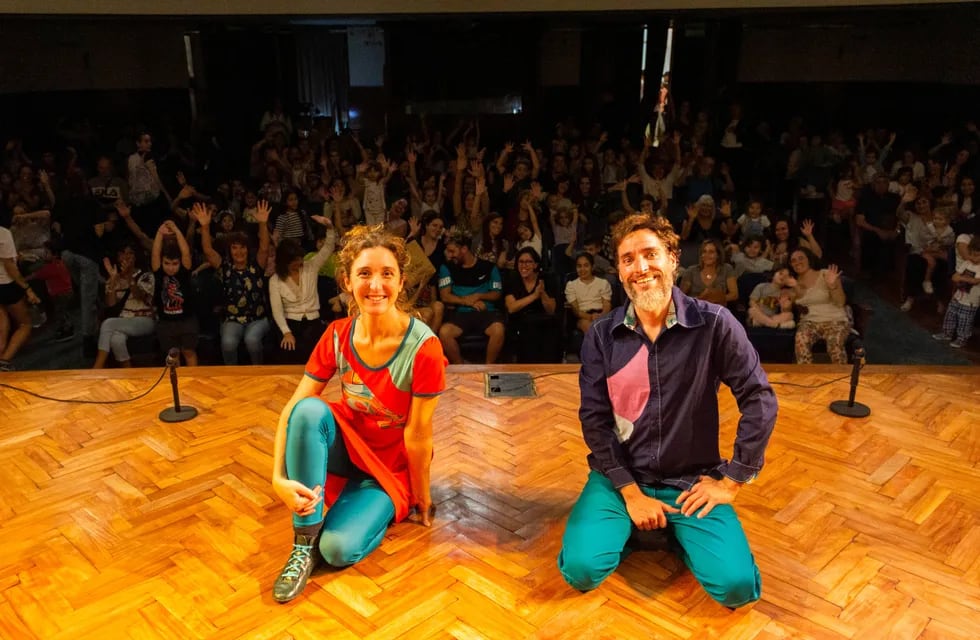 Laura Parraquini y Federico Barroso Lelouche: Cuentos en las orejas