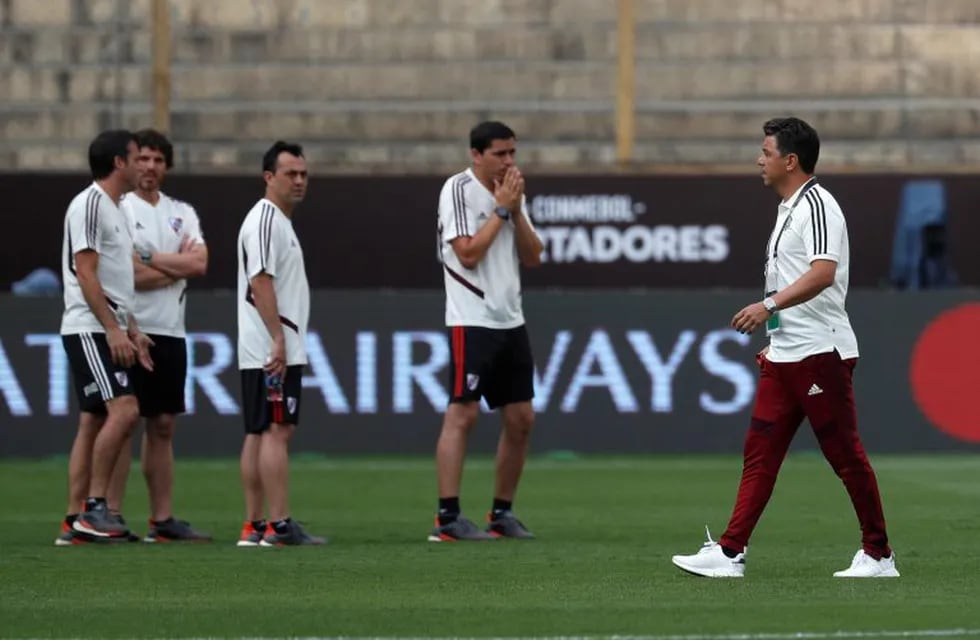 JJPANA8182. LIMA (PERÚ), 22/11/2019.- El entrenador de River Plate Marcelo Gallardo (d) dirige un entrenamiento este viernes en Lima (Perú). River Plate de Argentina enfrentará a Flamengo de Brasil en la final de la Copa Libertadores este 23 de noviembre en el estadio Monumental de Lima. EFE/Antonio Lacerda