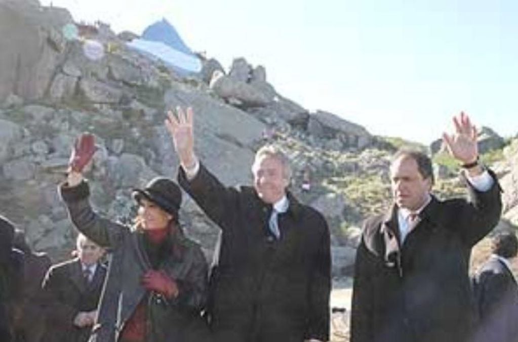 En 2007, Néstor Kirchner inauguró una réplica de la Piedra Movediza.