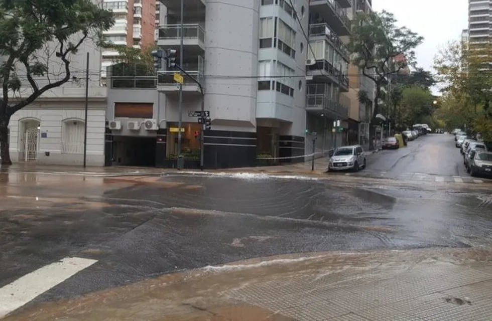 Se rompió un caño de agua en el barrio de Belgrano