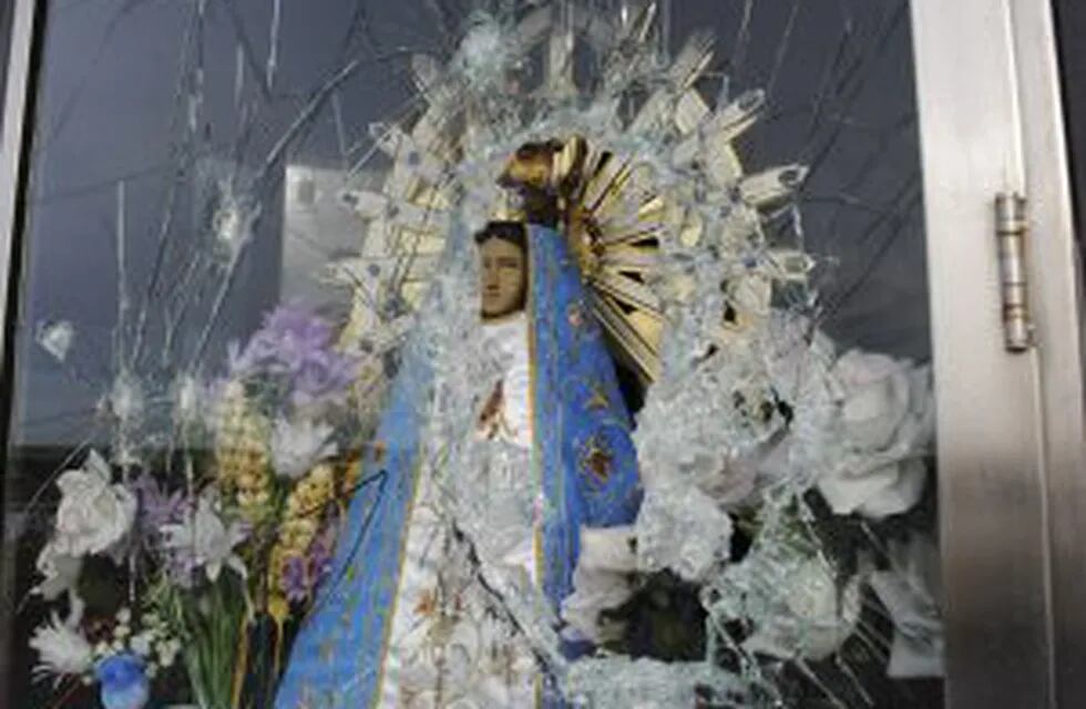 islas malvinas vandalismo cementerio soldados argentinos caidos en combate virgenrnrnIn this picture released by the  Commission of Families of Fallen Soldiers, an image of the Virgin Mary sits behind shattered glass in a cemetery that holds the remains o