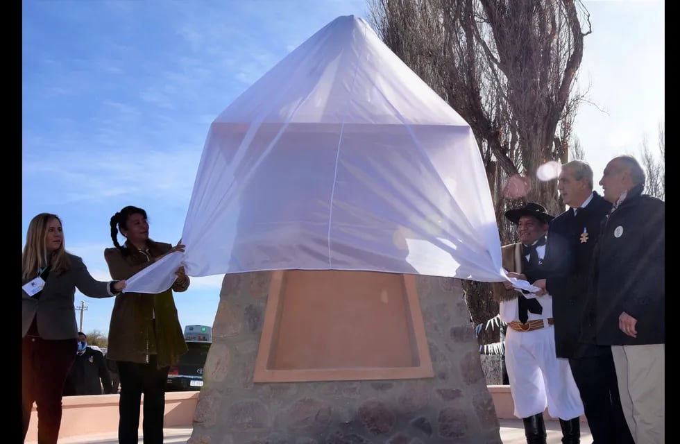 En el predio de la granja de la Escuela Normal "República de Bolivia" de Humahuaca fue descubierto un nuevo busto del general Arias, al conmemorarse el bicentenario de su fallecimiento.