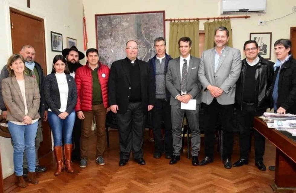 Enrique Cresto celebró el anuncio junto a líderes religiosos. (Facebook)