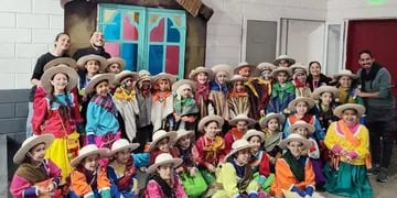 Bailarines de Arroyito en el certamen de danzas Güemes 2024