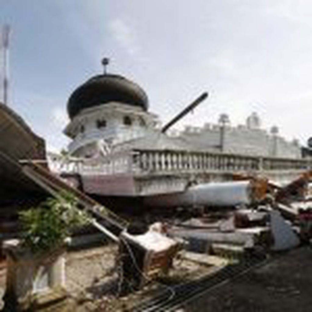 HOT01 ACEH (INDONESIA), 07/12/2016.- Un ciudadano indonesio inspecciona una mezquita destruída tras el terremoto de 6,5 grados que sacudió hoy la provincia de Aceh, en el norte de Sumatra, Indonesia, hoy, 7 de diciembre de 2016. Las autoridades de Indonesia elevaron a 49 el número de muertos y a casi 500 el de heridos tras el seísmo. La región del movimiento telúrico es la misma en la que en 2004 un potente seísmo de entre 9,1 y 9,3 grados formó un tsunami en el océano Índico que mató a unas 230.000 personas en una docena de países, la mayoría de ellos en Aceh. EFE/HOTLI SIMANJUNTAK