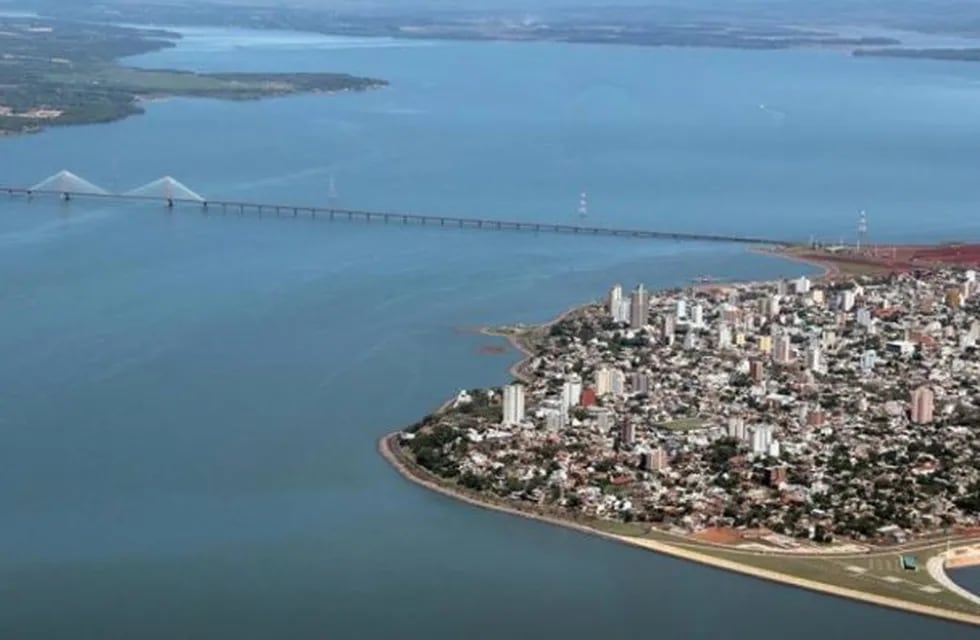 Posadas desde el aire donde se ven el Puente Internacional y la vecina ciudad de Encarnación, Paraguay. En medio el majestuoso Paraná. (CIMECO)