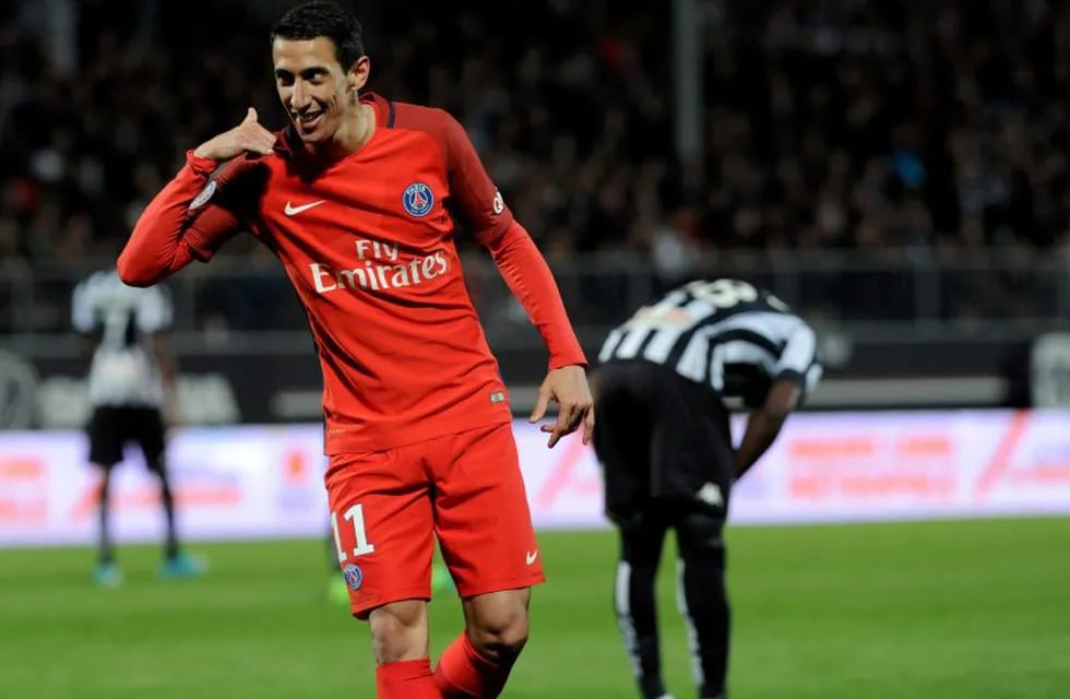 Paris Saint-Germain's Argentinian forward Angel Di Maria gestures as he celebrates after scoring a goal during the French L1 football match between Angers and Paris Saint-Germain on April 14, 2017 at the Raymond Kopa Stadium in Angers, western France. / A