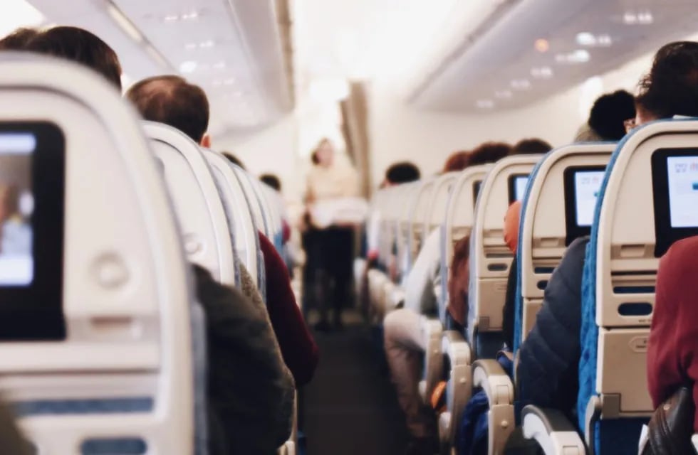 Es azafata y se hizo viral en TikTok por revelar la razón por la que no se puede cambiar de asiento en el avión.