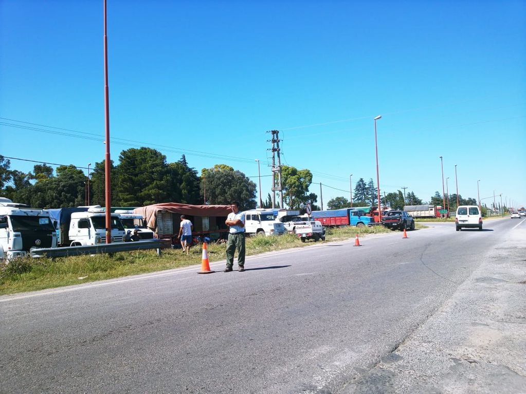 Camioneros autoconvocados continúan con el paro en la intersección de la Ruta 3 y 228.