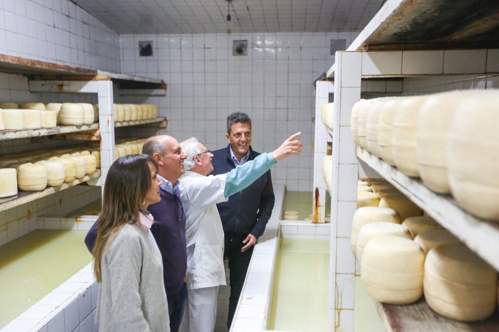 Sergio Massa con Alexis Guerrera y Malena Galmarini en una fábrica de quesos. (Foto: Prensa Sergio Massa)