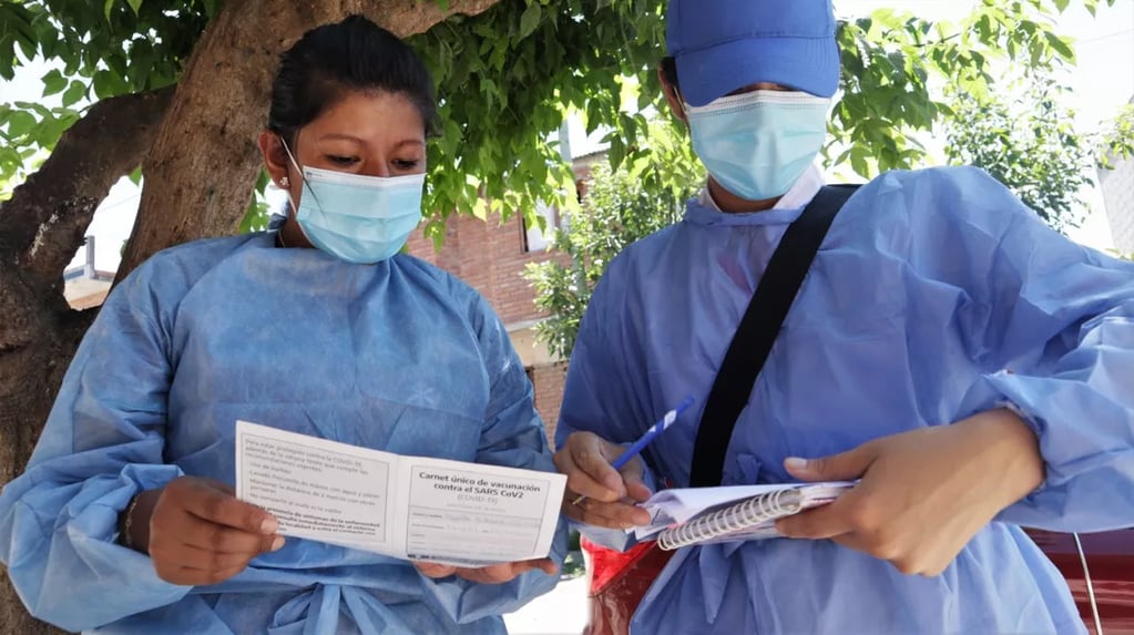 Los equipos de vacunación de APS, RIM 20, Hospital de Alto Comedero, VacuMóvil y estudiantes de enfermería se sumaron al operativo masivo en Alto Comedero este domingo.