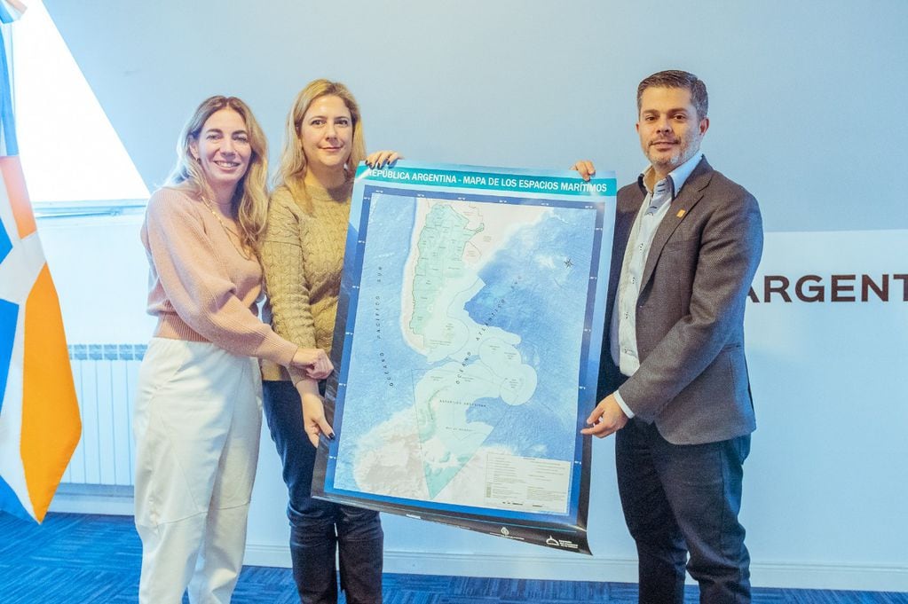 Las representantes de COPLA, hicieron entrega de un Mapa de los Espacios Marítimos de la República Argentina a la Secretaría de Malvinas, Antártida e Islas del Atlántico Sur y Asuntos Internacionales.