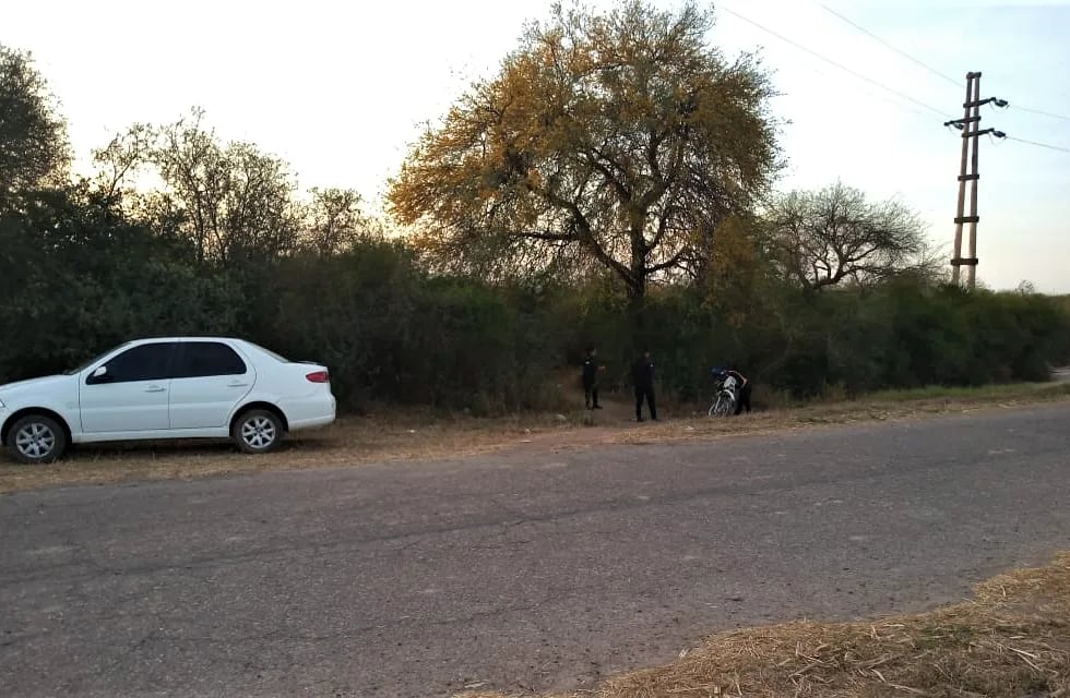 El cuerpo de una mujer de 32 años fue descubierto a unos 50 metros de un camino interno en el ingreso a  la localidad de El Piquete, en Jujuy.