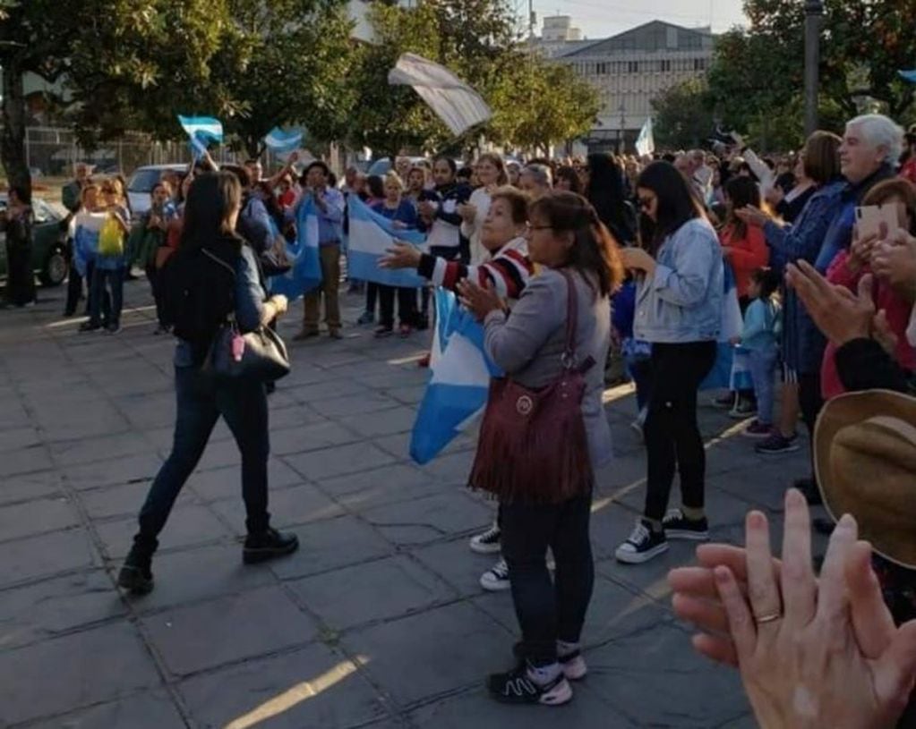 Personas de todas las edades se reunieron en la plaza Belgrano respondiendo a la convocatoria #24AYoVoy en Jujuy.