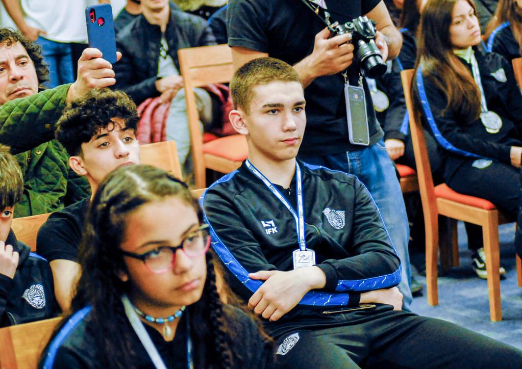 Los jóvenes fueguinos escucharon atentamente las experiencias y consejos de los consagrados campeones, representantes de la "Generación Dorada" del básquet argentino.