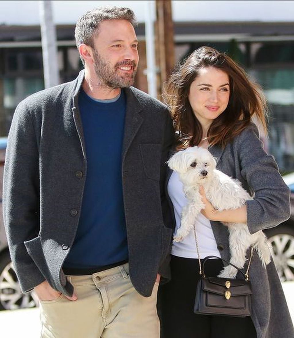 Ana de Armas junto al actor Ben Affleck. (Web)