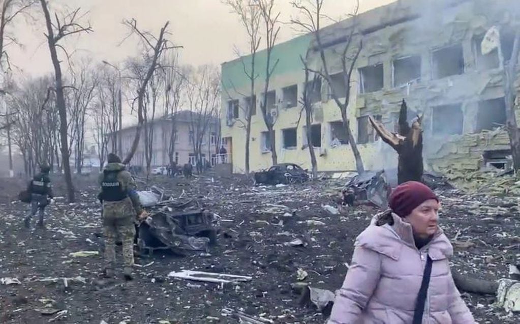 Rusia habría atacado un hospital maternal en Mariúpol, una de las ciudades más golpeadas por los bombardeos rusos. 