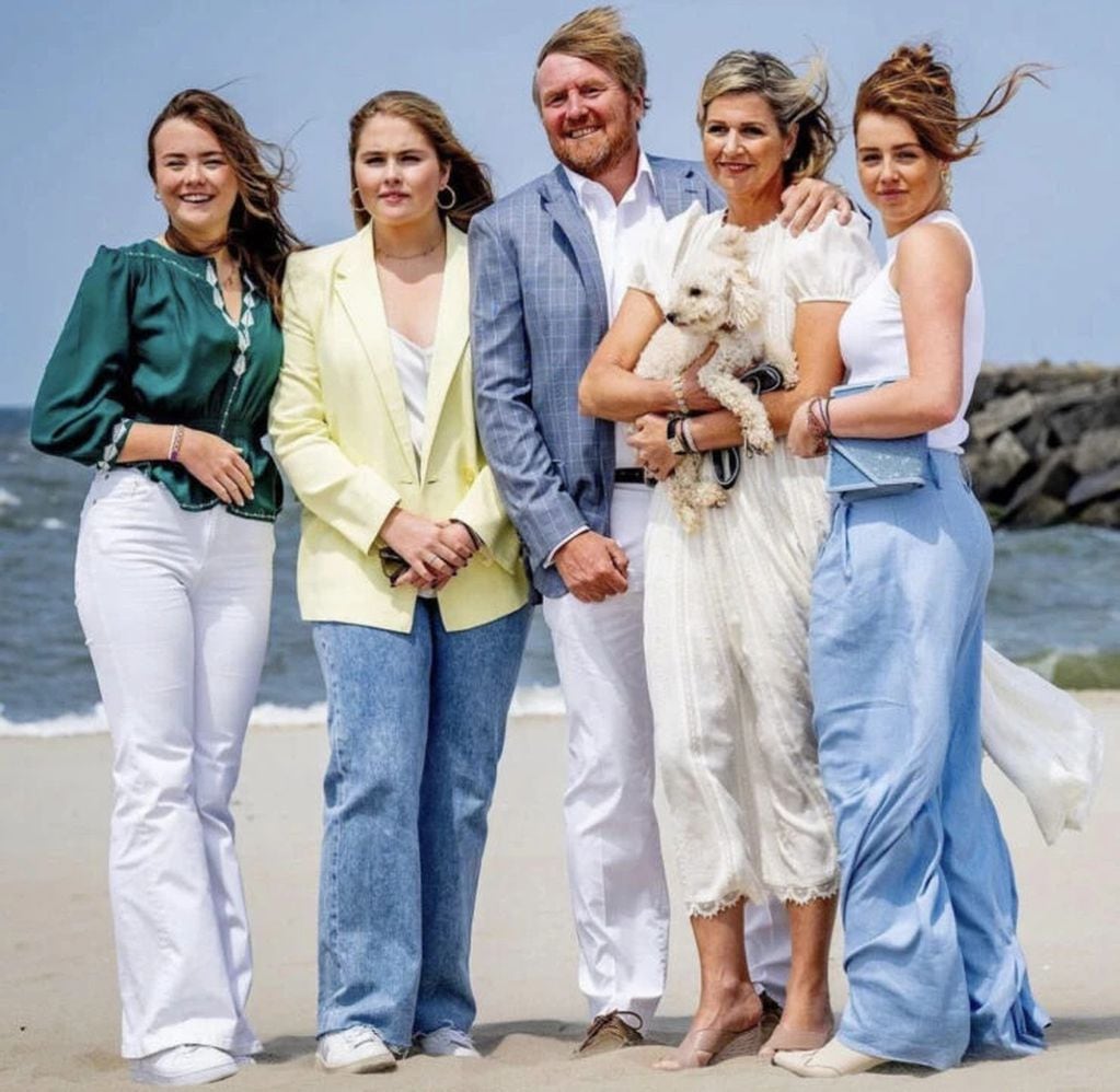 La reina Máxima y su familia en la playa