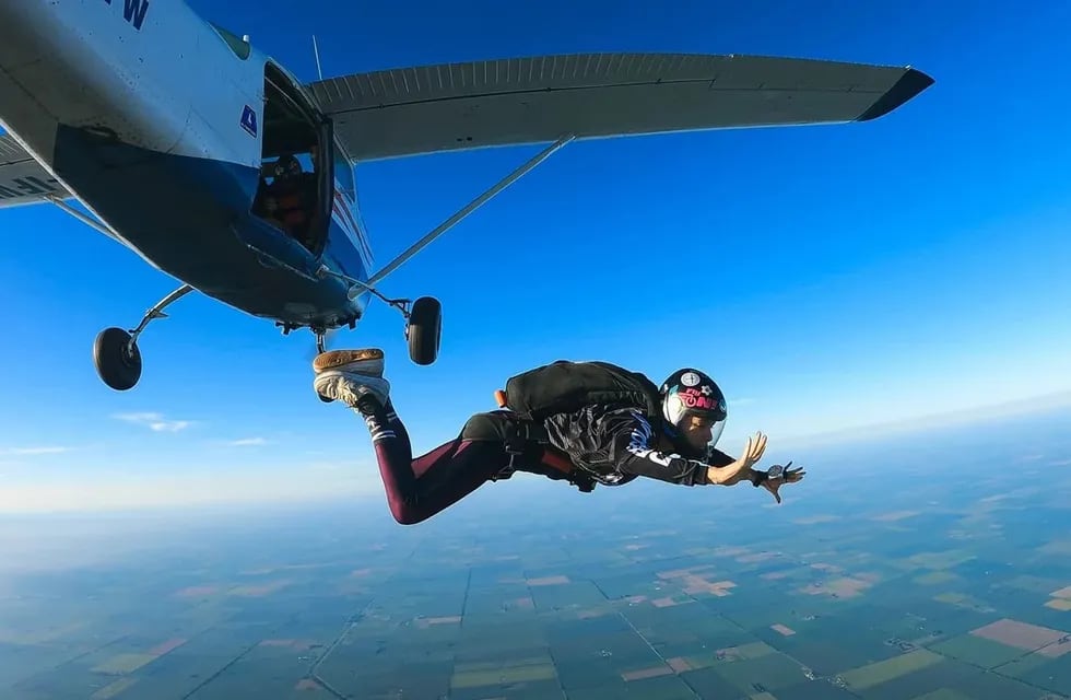 Camila Berone tiene sólo 23 años y recibió el título de paracaidista deportiva.
