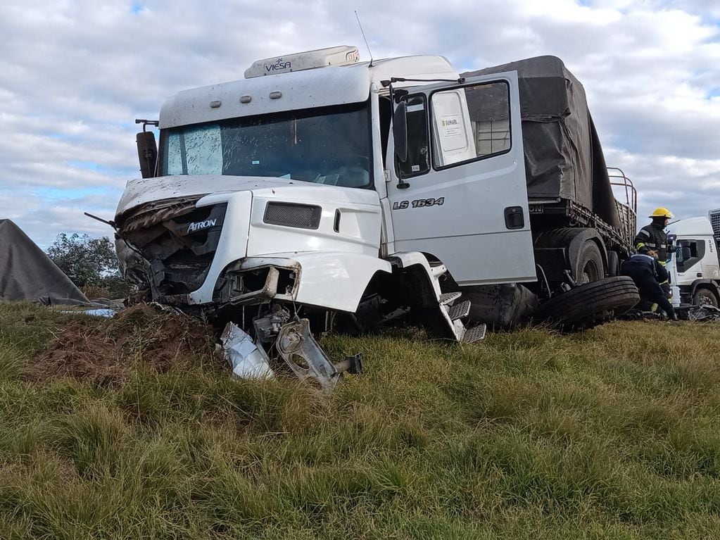 En un primer momento, el conductor del camión no habría sufrido lesiones de gravedad.
