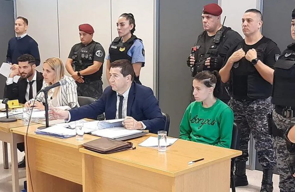 Magdalena Espósito Valenti y Abigail Páez siendo juzgadas por el crimen de Lucio Dupuy.