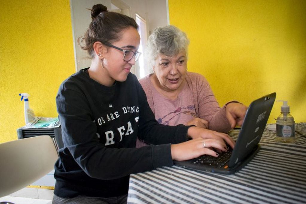 Susana Miguel ayudando a su nieta con las tareas de la escuela