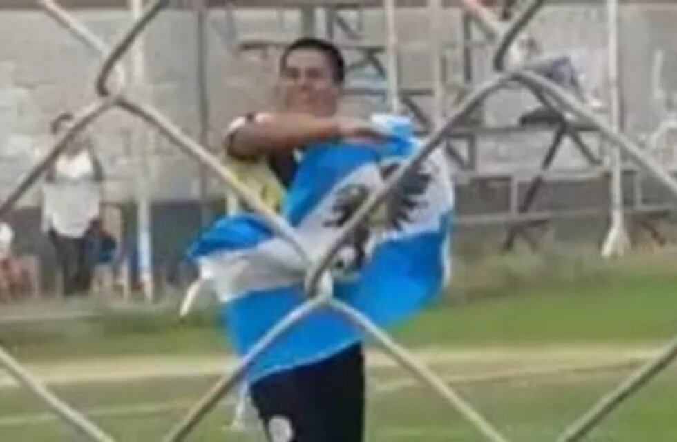 Roberto Muñoz celebra su gol con la bandera de las Islas Malvinas, pero luego se iría expulsado.