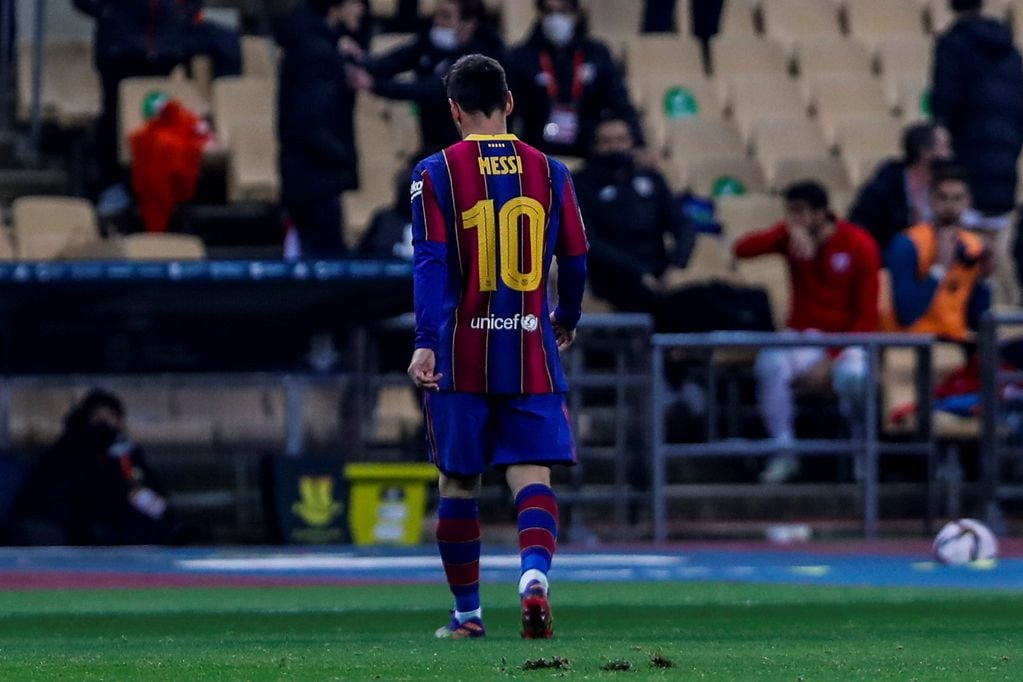 Lionel Messi se retira expulsado de la final por la Supercopa de España.