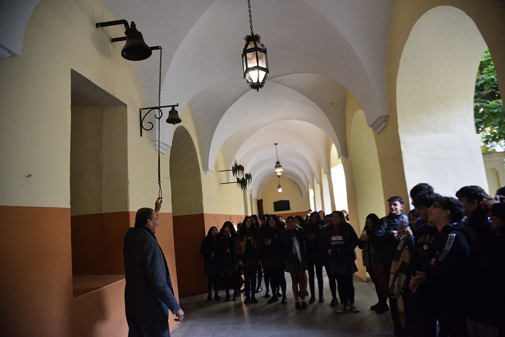 Ramón vio a pasar a cientos de generaciones de estudiantes por los claustros del Monserrat. 