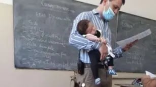 El emotivo gesto de un profesor que cuidó la beba de una alumna para que estudiara