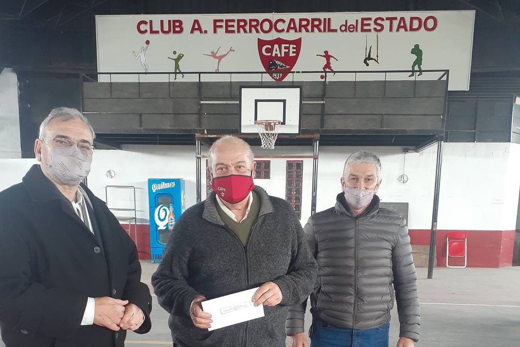 Calvo entrega aporte económico a Club Ferro de Rafaela para trabajos en nuevo predio de Infantiles