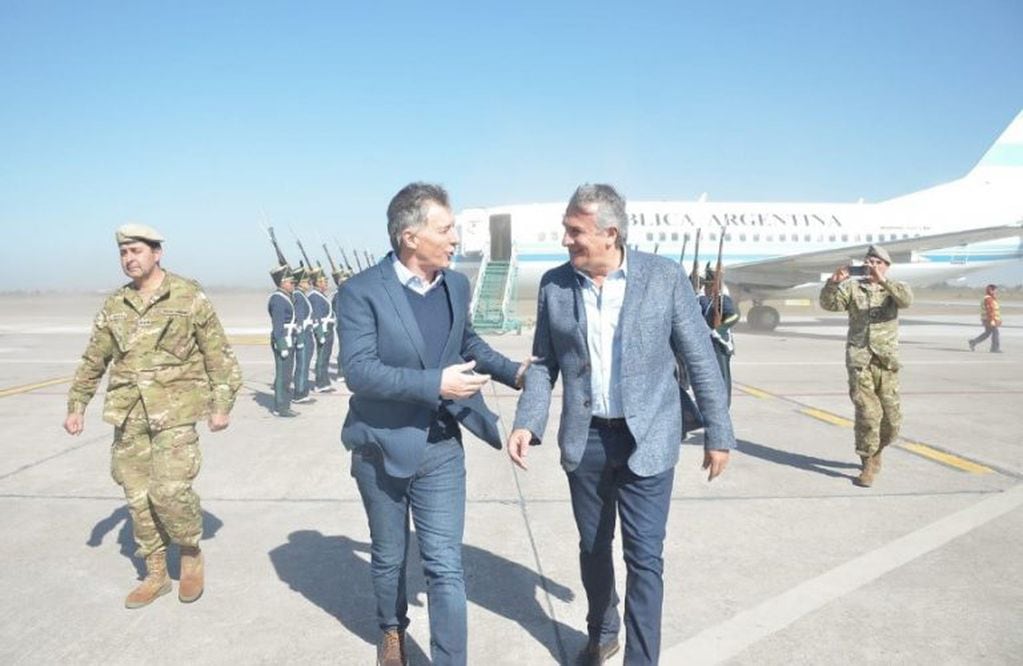 El gobernador Morales recibió al presidente Macri en la pista de aterrizaje.