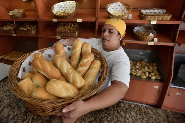 Inflados. Los precios de pan, facturas y criollos verán hoy el primer aumento del año. Los costos de insumos se dispararon. (Pedro Castillo)