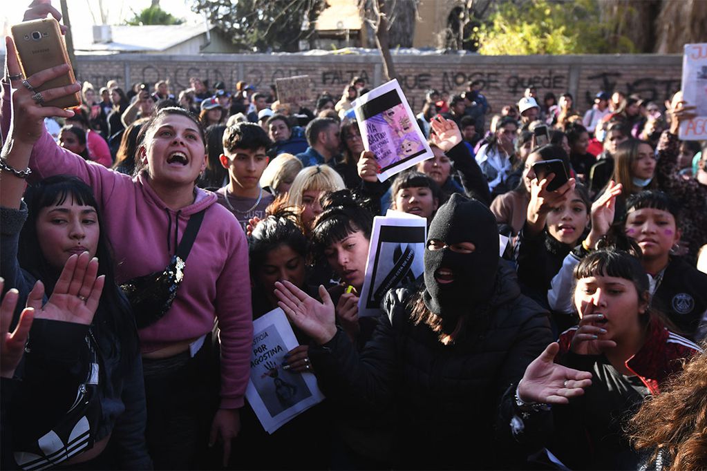 Disturbios durante la marcha en reclamo por la muerte de Agostina Trigo.
Foto: José Gutiérrez/ Los Andes