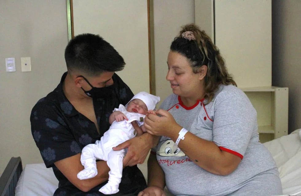 Los felices padres, Germán Ortiz y Camila Cameruccio junto a Juana, la primera bebé que nació en San Rafael este 2021. Gentileza