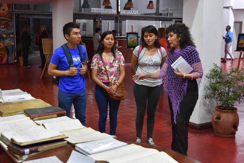 La jefa del Archivo Histórico del Poder Legislativo de Jujuy, Lilian Batallanos, respondió consultas de los visitantes durante Noche de los Museos.