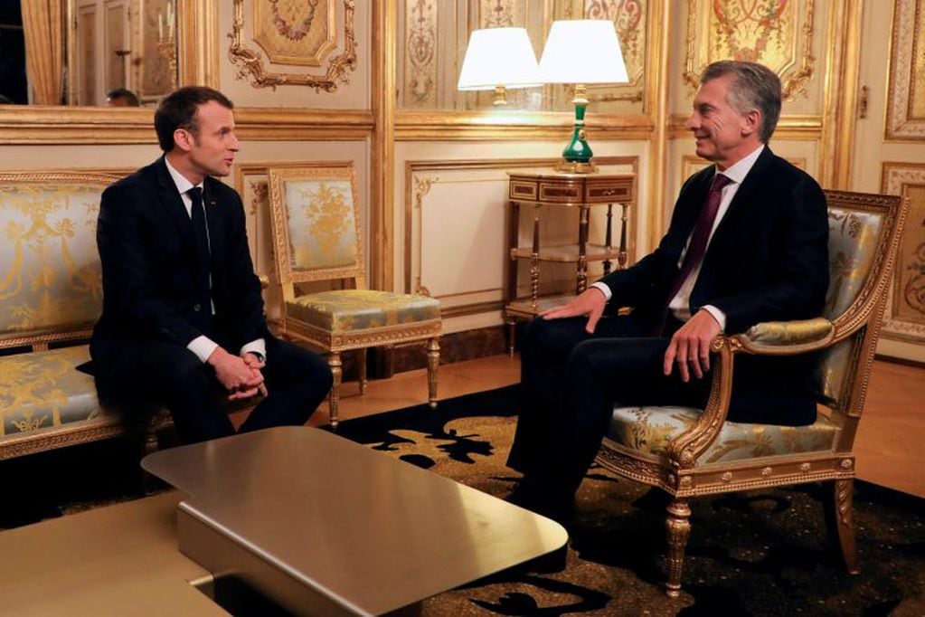 French President Emmanuel Macron speaks with his Argentine counterpart Mauricio Macri during a meeting at the Elysee Palace in Paris on January 26, 2018. / AFP PHOTO / POOL / ludovic MARIN