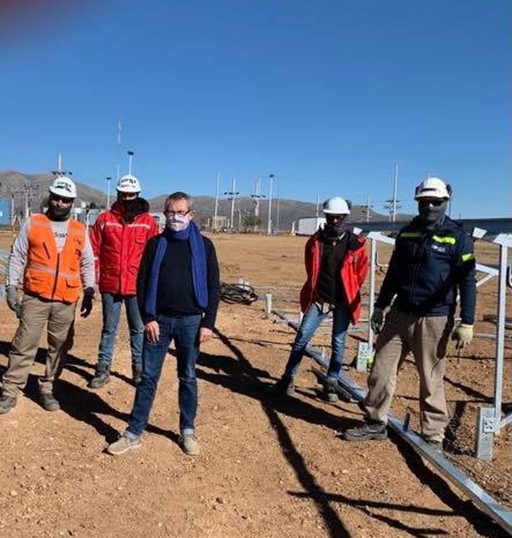 El secretario de Energía, Mario Pizarro, junto a técnicos de la central híbrida que se construye en Piedra Negra, departamento Yavi.